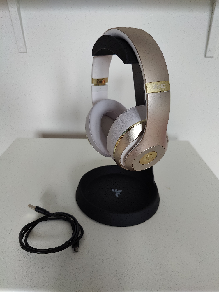 Beats Studio 2 Headphones and Stand