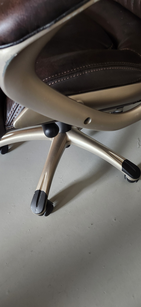 comfy leather chair - photo 2