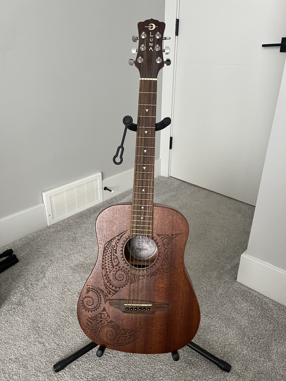Luna Guitar