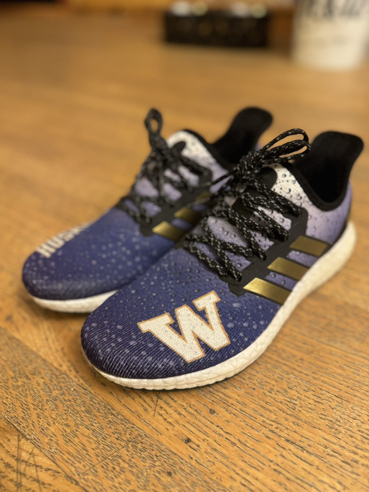 Adidas runners ”University of Washington” edition thumbnail