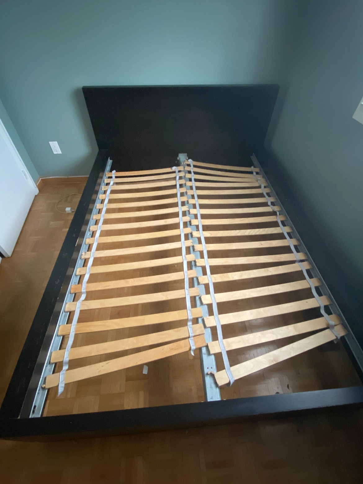Queen bed frame - photo 2