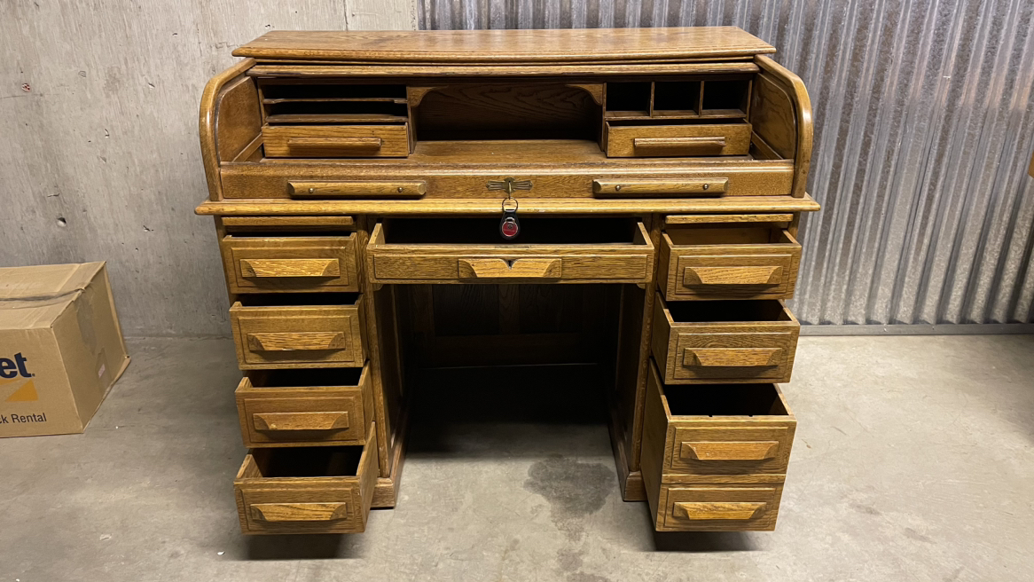 Adopt me: Vintage Desk
