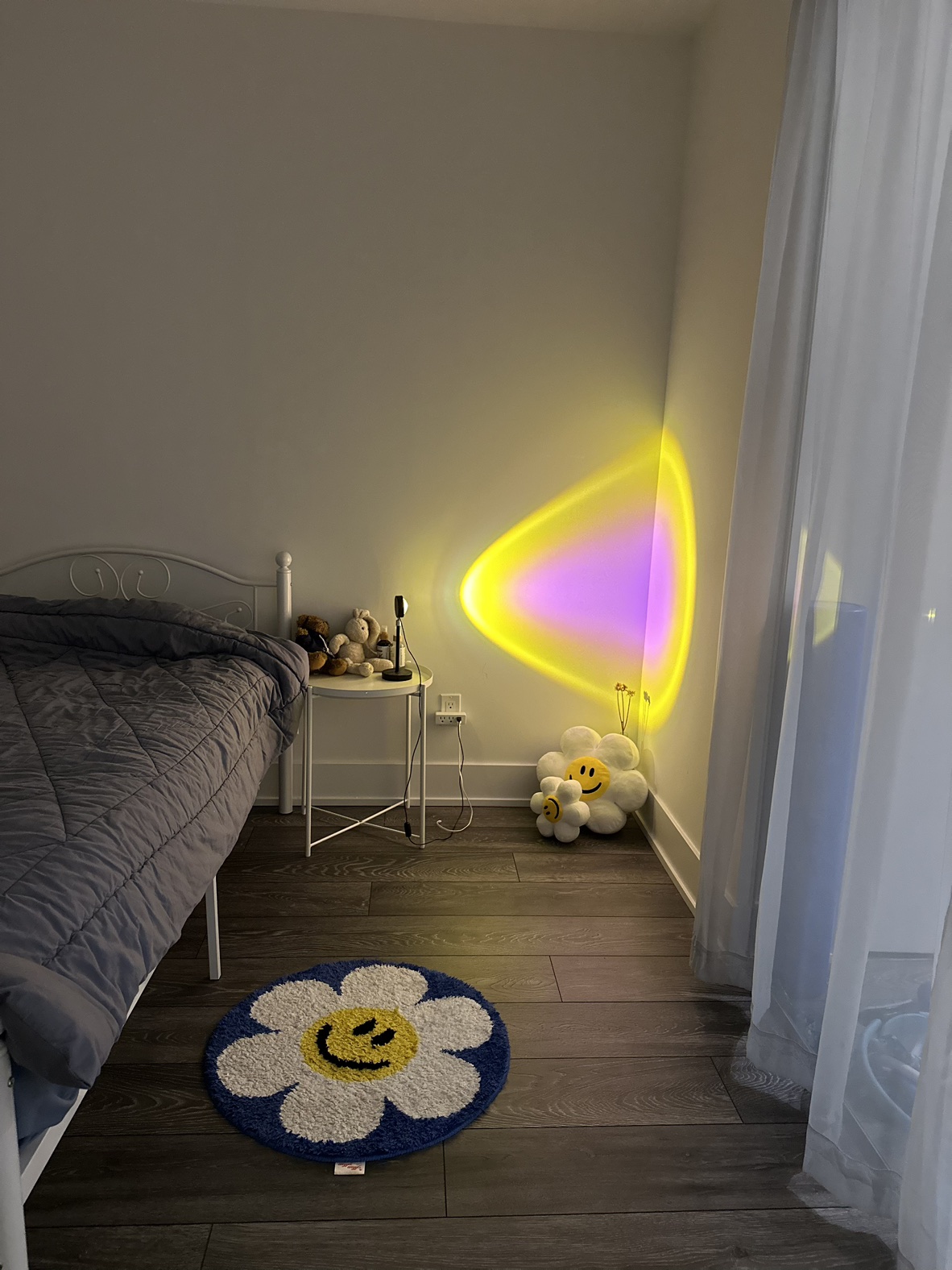 White metal bed frame (twin) + bed table 🌼