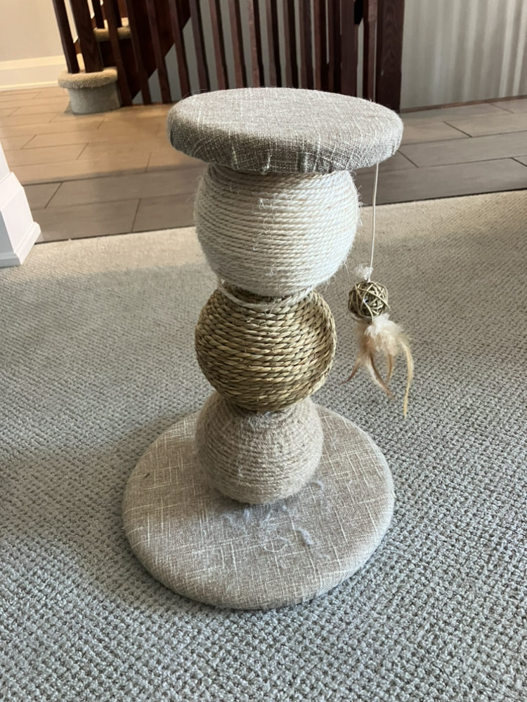 Wobbly cat scratcher with feather/bell toy