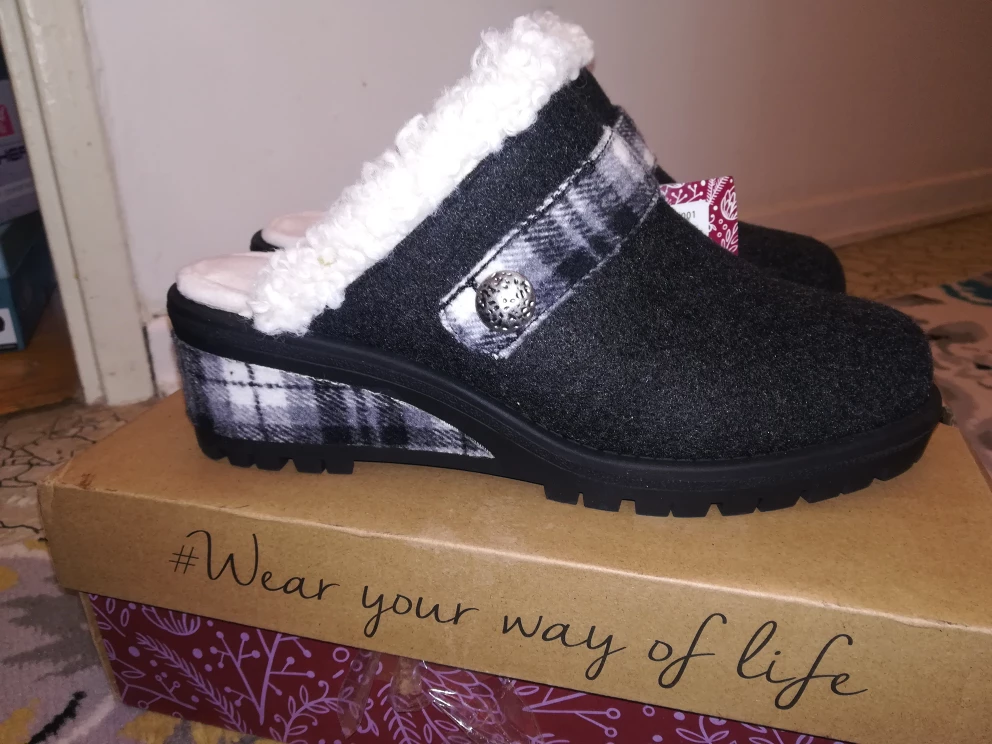 NEW in Box Women's Muk Luks, black shoes clogs, size 9 image indicator(2)