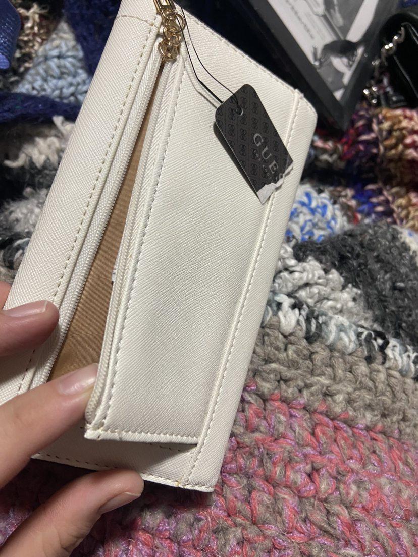 White Guess Wallet - Brand New image indicator(4)