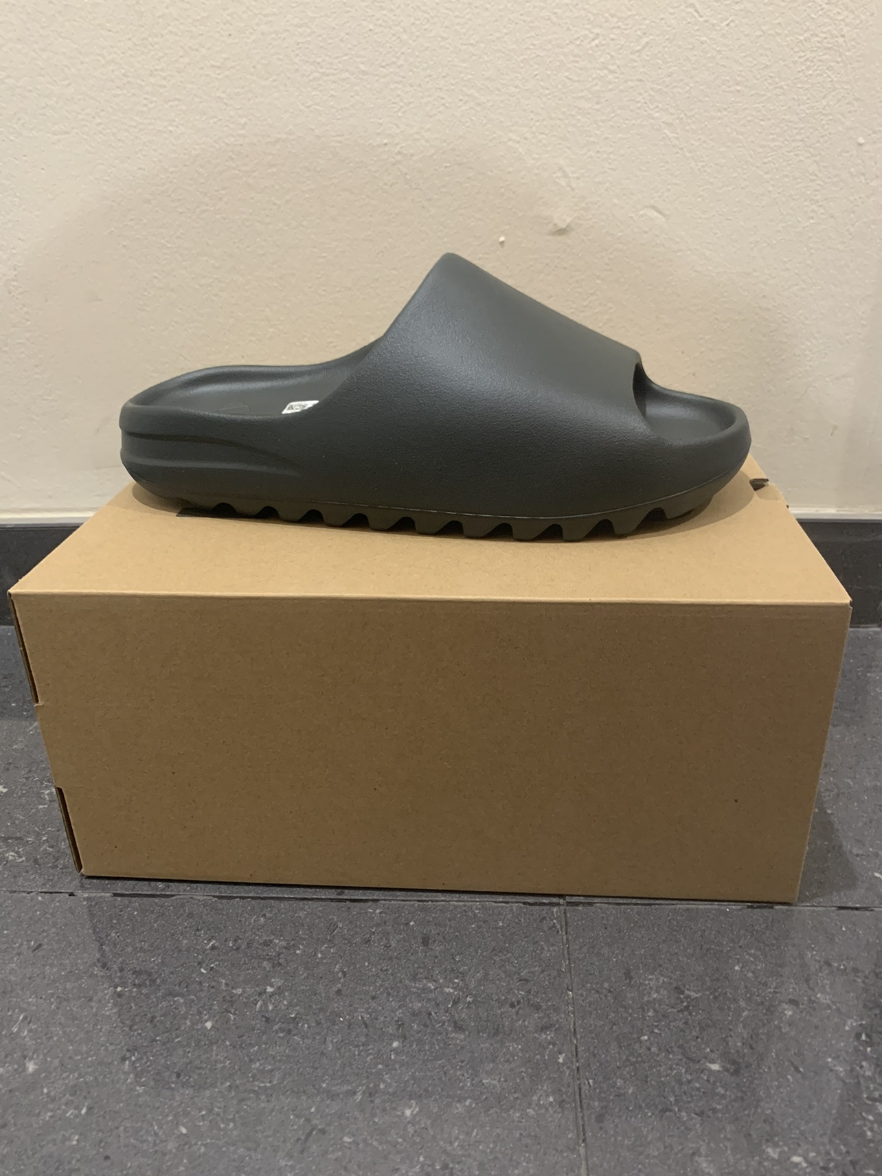 Yeezy slide adidas dark onyx - photo 3
