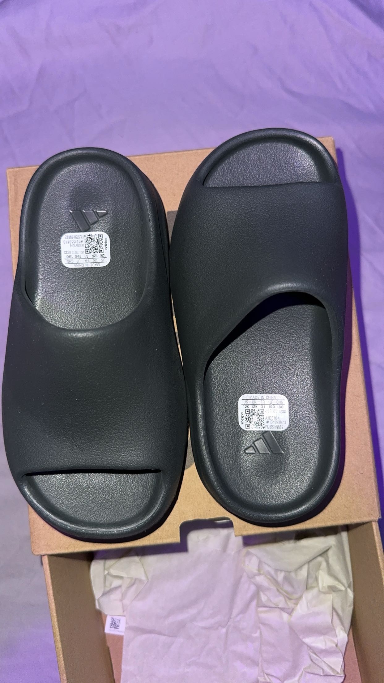 Kids Yeezy Slide (Dark Onyx) Size 12