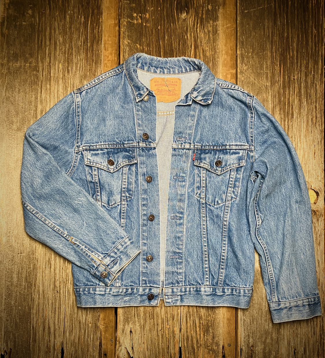 1980s Levi's Canada 75505-0211 2 Pocket Denim Trucker Jacket 38R