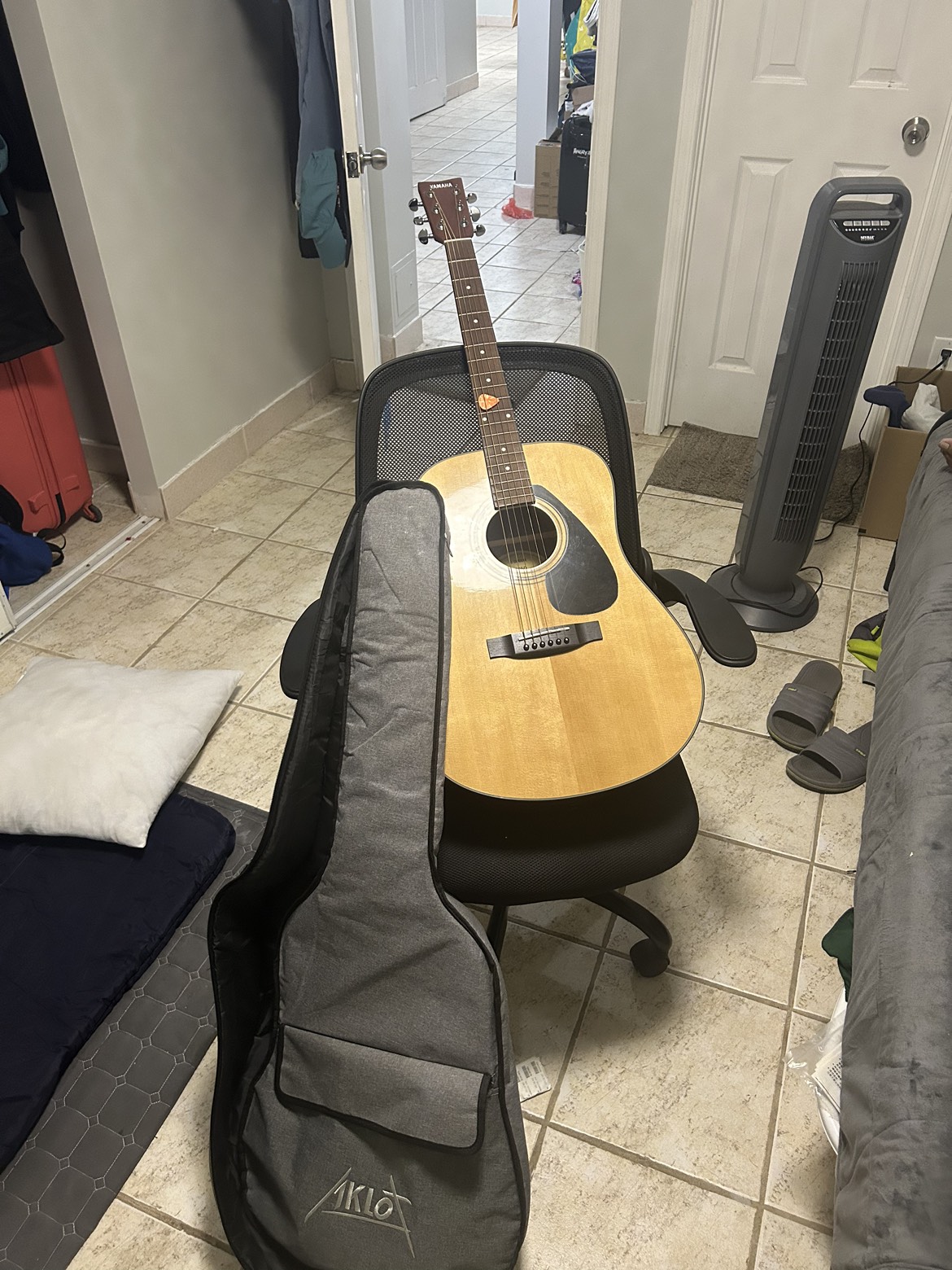 Yamaha F325D Guitar