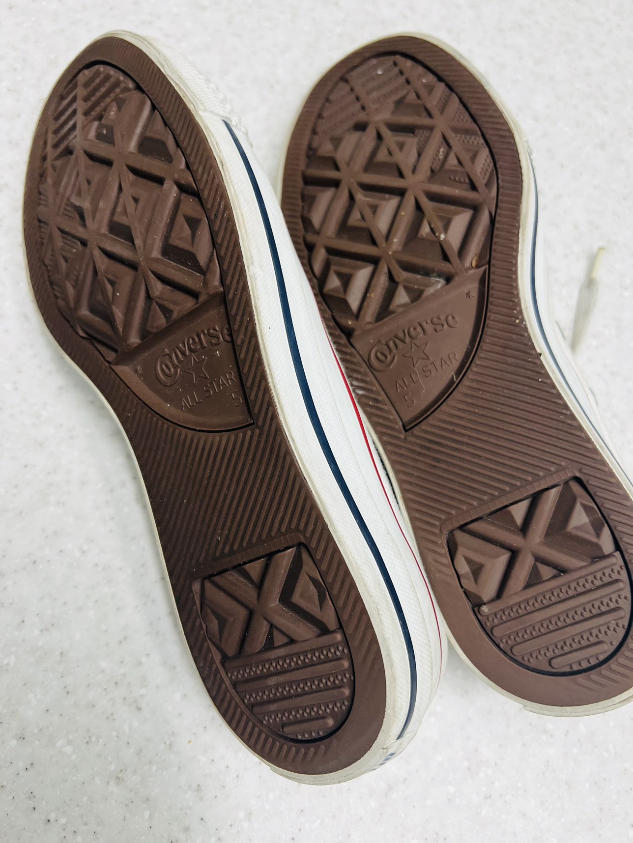 Women’s white  Converse shoe image indicator(3)