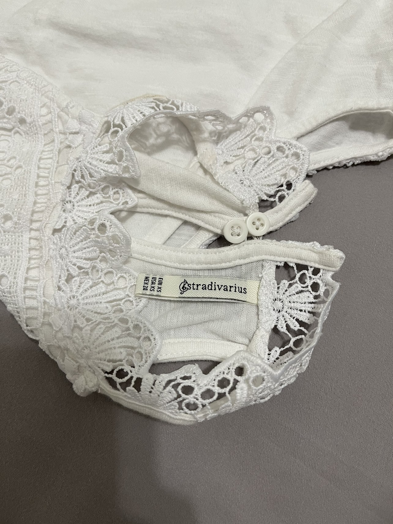 White sleeveless mock turtleneck image indicator(3)