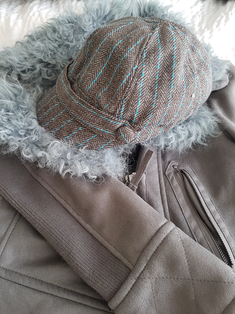 Zio Songzio ladies size small bomber jacket and poorboy hat image indicator(10)