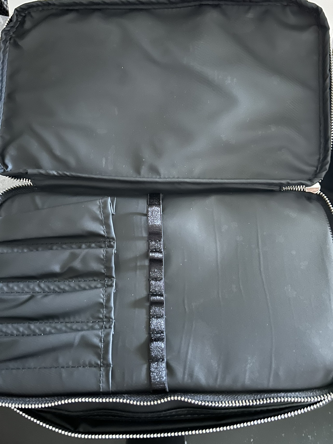 Dior Backstage Make up pouch image indicator(2)