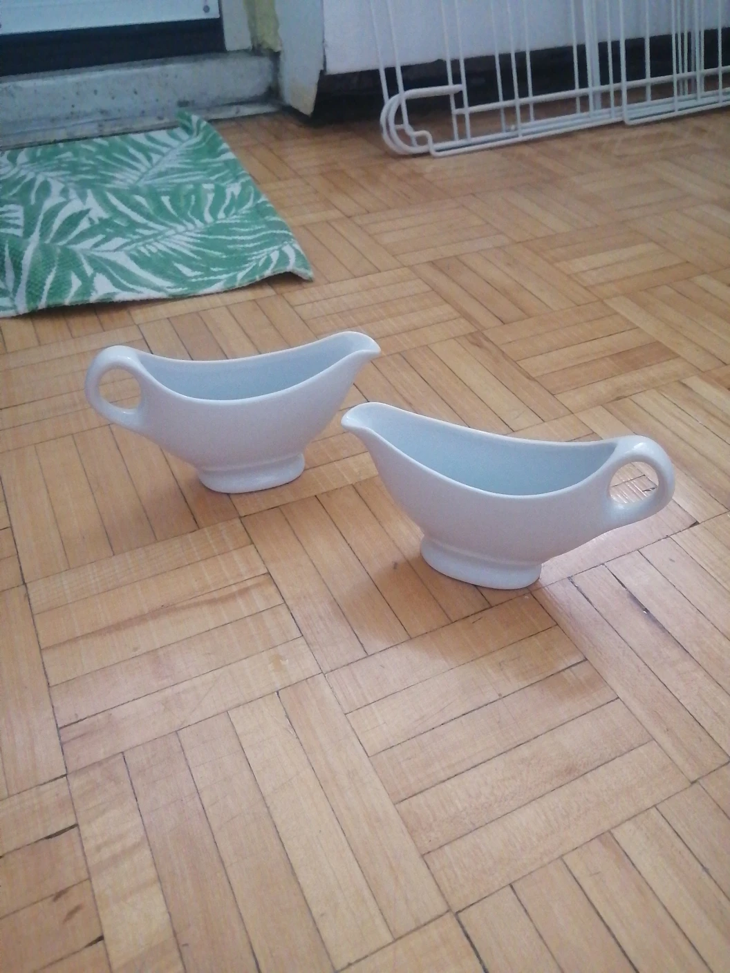 small gravy boats thumbnail
