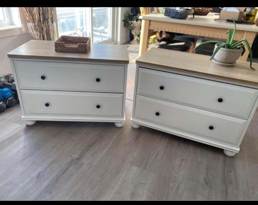 Beautiful Modern White End Tables thumbnail