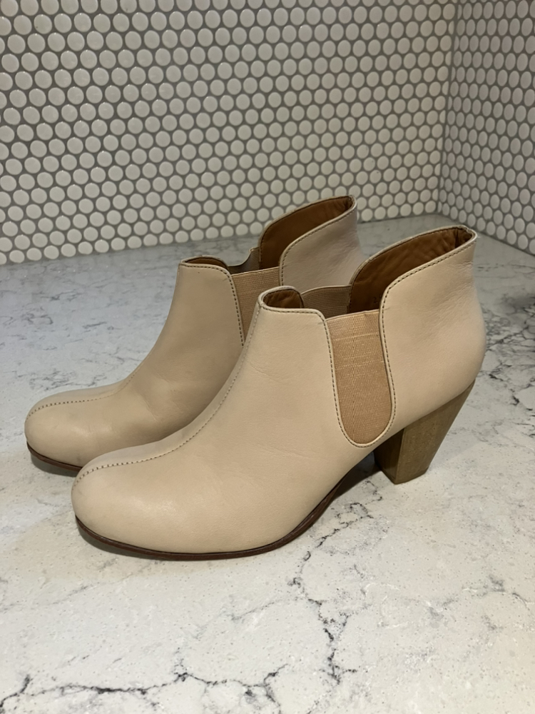 Leather booties , size 8 image indicator(3)