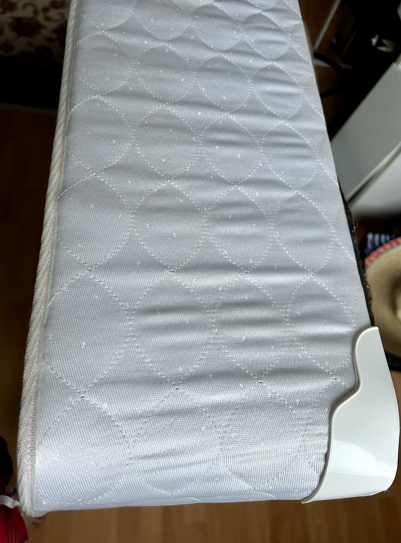 Two (2) Ivory coloured Twin box springs for a King Mattress - photo 3