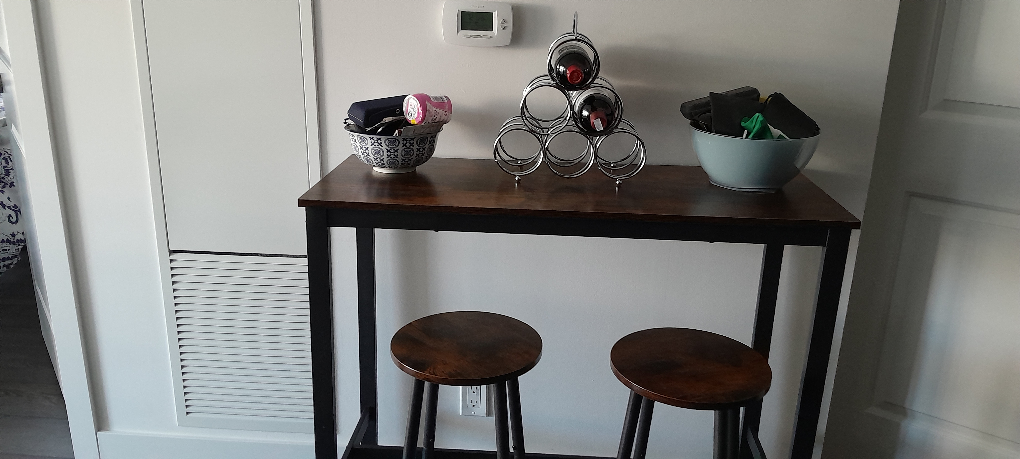 Antique style breakfast bar with 2 matching stools