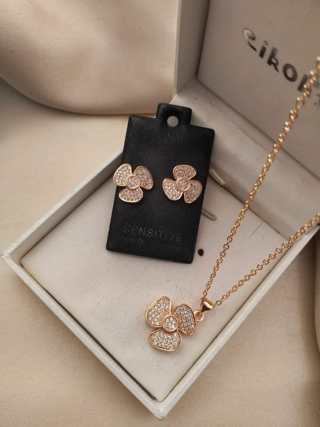 Beautiful locket set with chain thumbnail