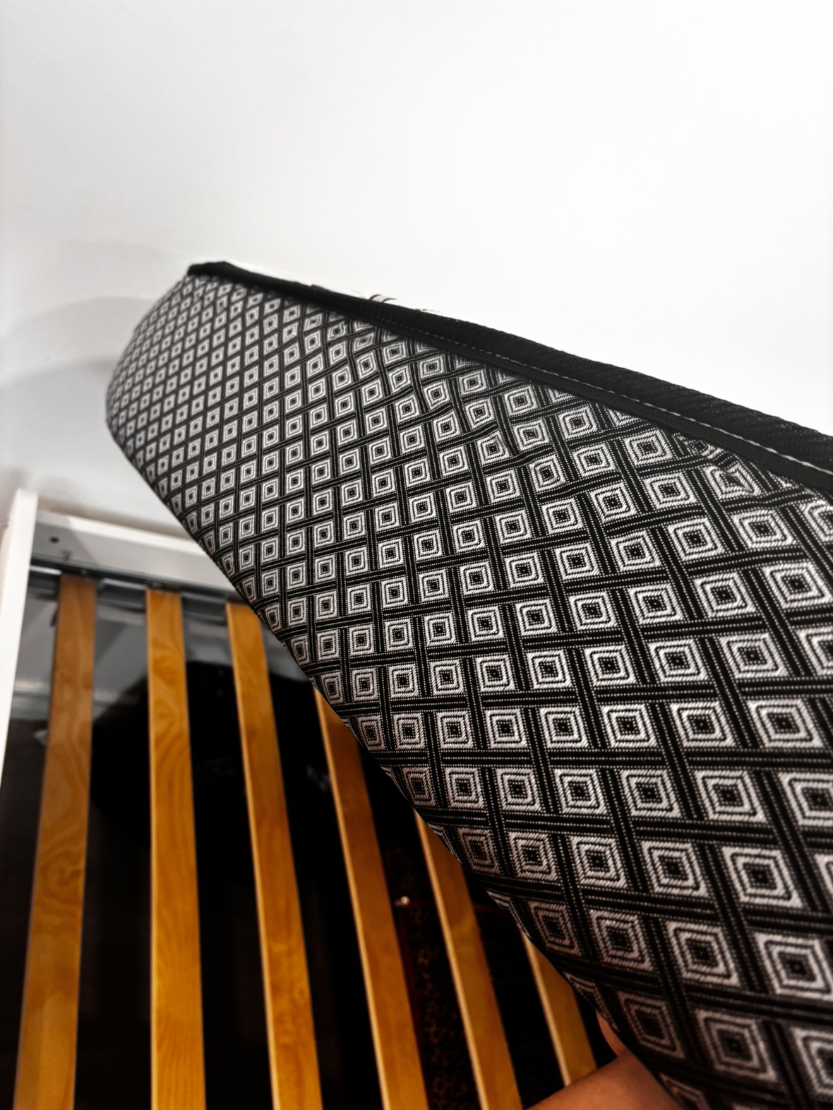 Twin mattress and bed sheets set - photo 3
