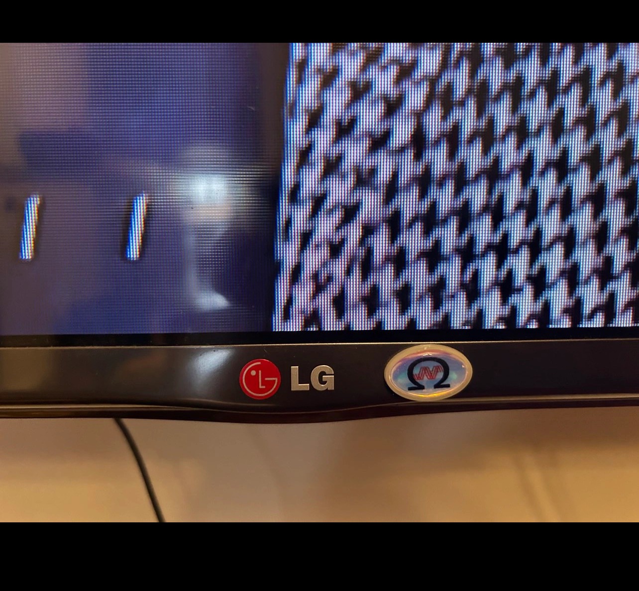 TV , 65” , LG, Good condition  Tv (65”) + & wall holder - photo 3
