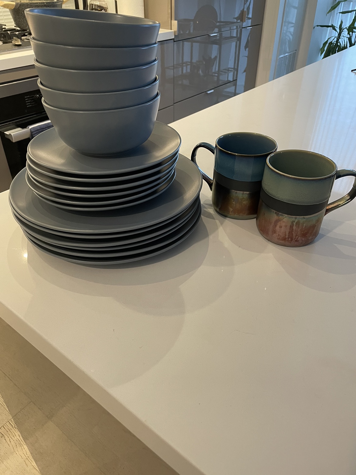 IKEA Dinnerware set (2 free cups) thumbnail