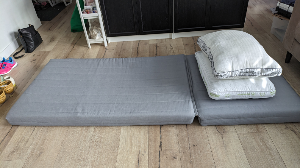single mattress with 2 pillows - photo 2