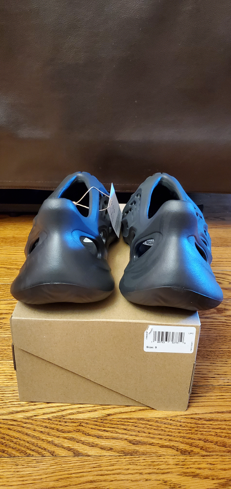 Yeezy Foam RNNR ONYX  - Size 9 image indicator(4)