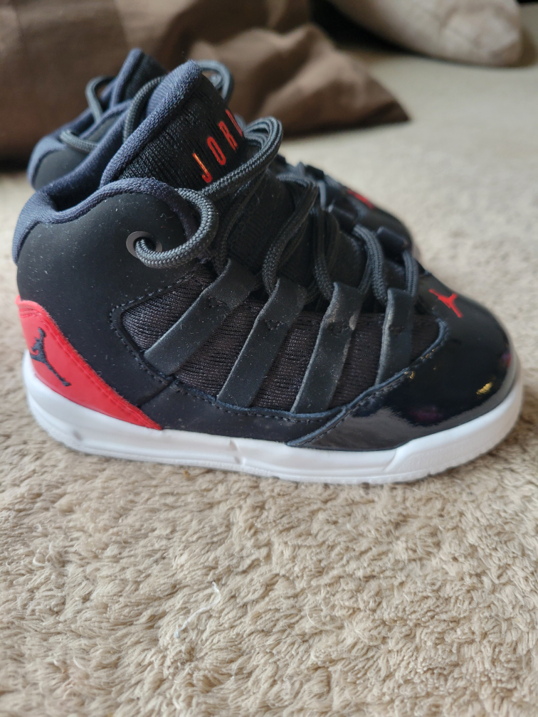 Children's Jordan's size 6 image indicator(2)