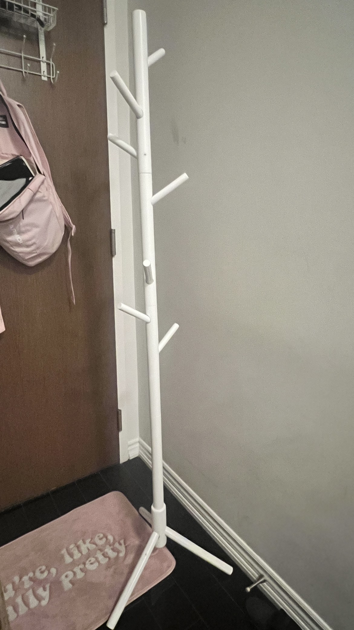 Coat hanging rack