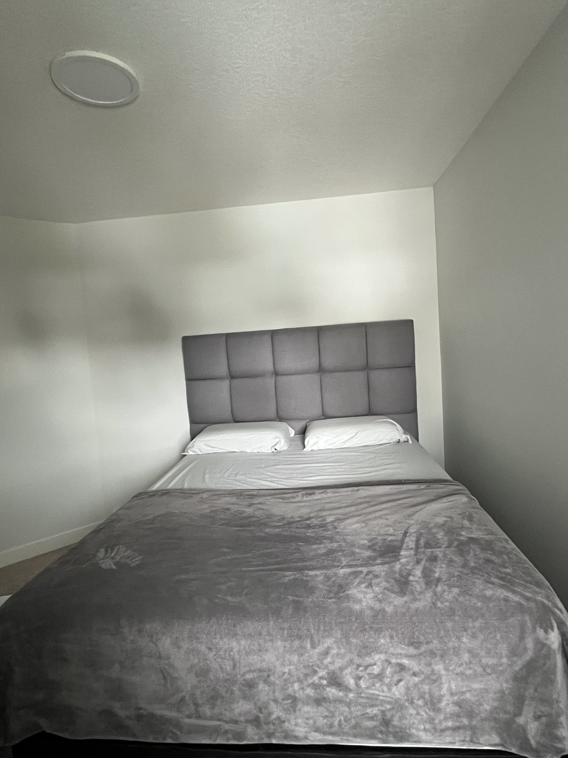 Upholstered Queen Bed - Ashley - photo 3