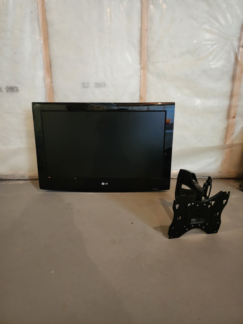 LG 32 inch TV & wall mount - photo 2