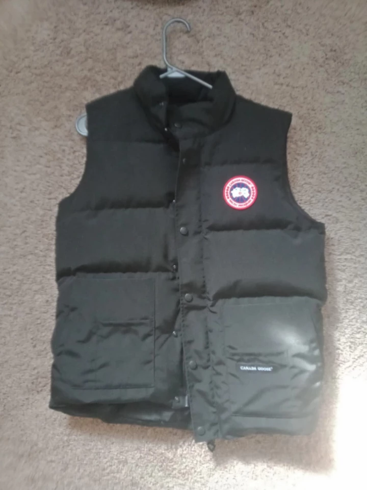 Canada Goose puffer Vest (DM for $) thumbnail