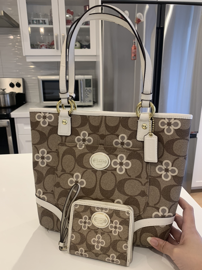 ⭐️ Preloved Coach Peyton Clover Tote Bag plus Wallet ⭐️ thumbnail