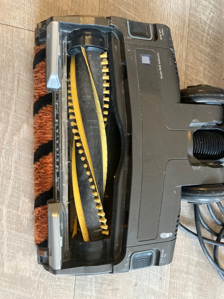 Shark APEX heavy duty corded vacuum cleaner (original $650) - photo 4