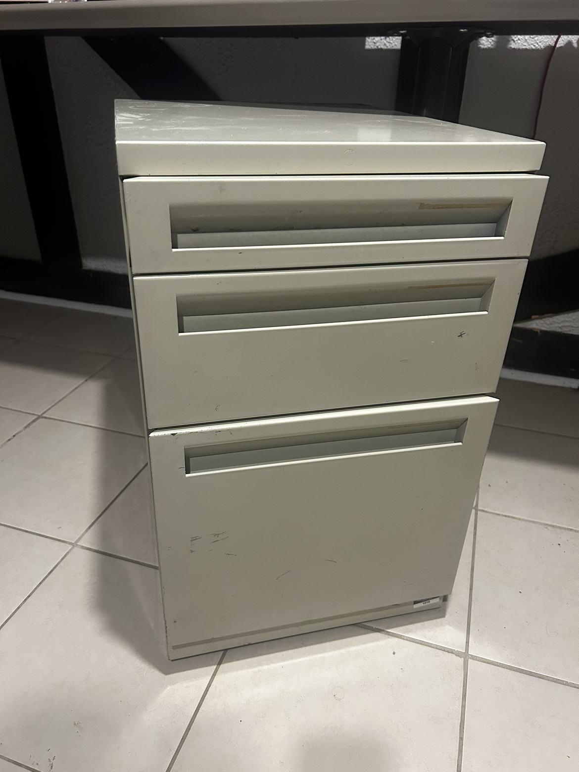 Solid metal 3 drawer stand