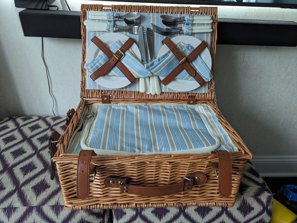 Happy Picnic - Wicker Picnic Basket Set for 4 Persons