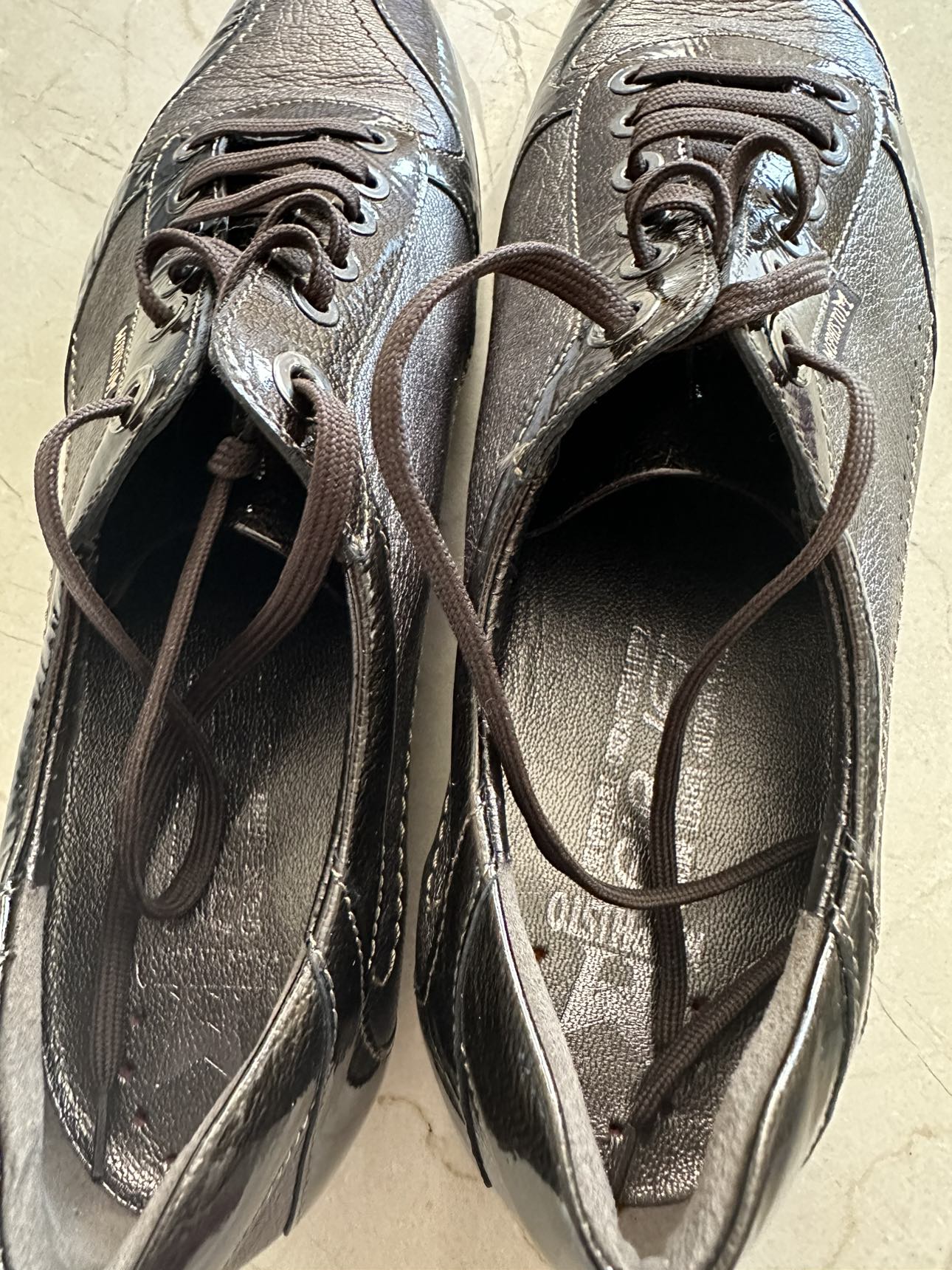 Women Sneaker image indicator(3)