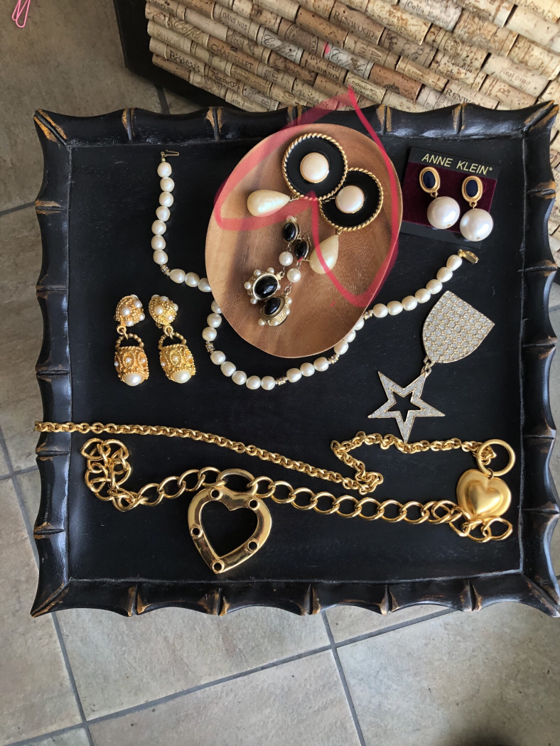 Beautiful set of vintage clip on earrings image indicator(3)