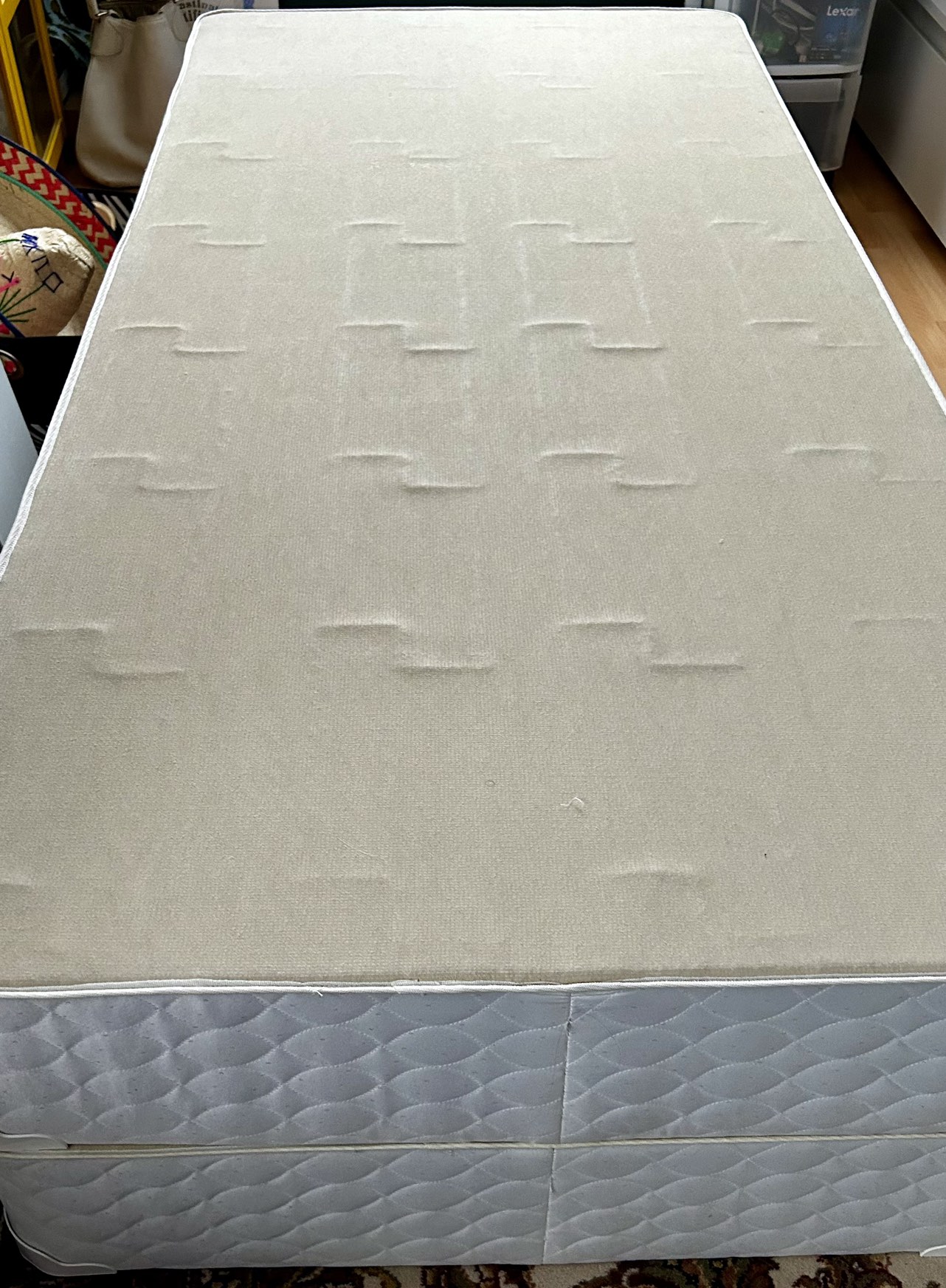 Two (2) Ivory coloured Twin box springs for a King Mattress - photo 4