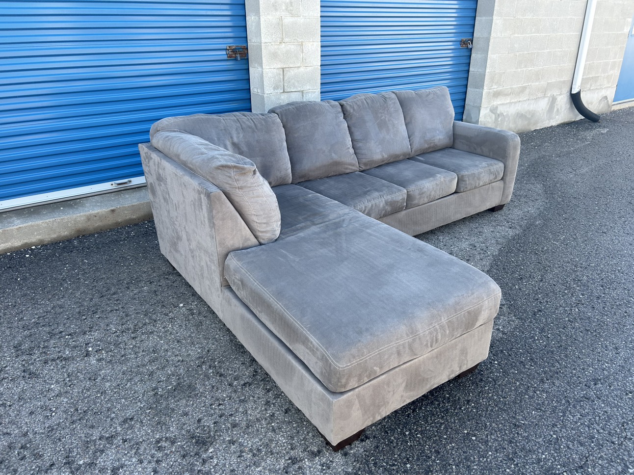 FREE DELIVERY• ASHLEY GREY LARGE SECTIONAL COUCH / SOFA w/CHAISE - photo 2