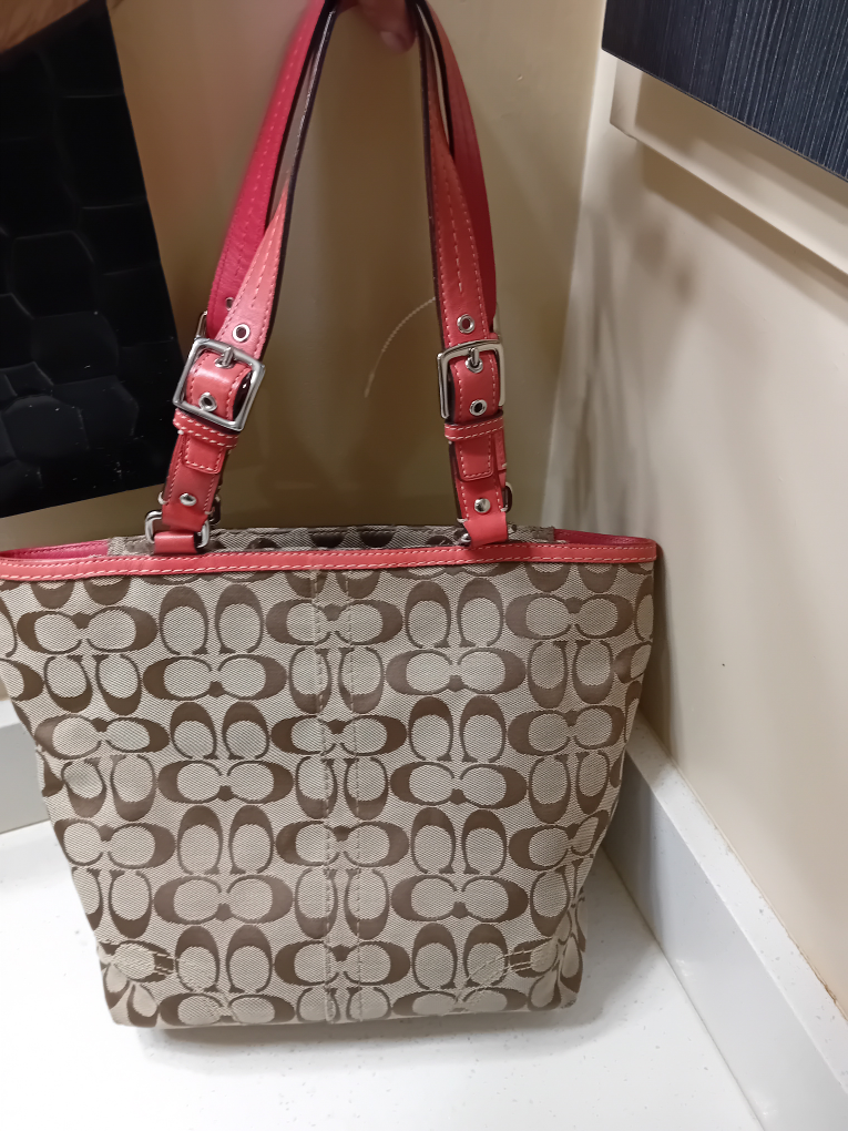WOMENS SLIGHLY USED COACH TOTE BAG ONLY $49.99 image indicator(2)