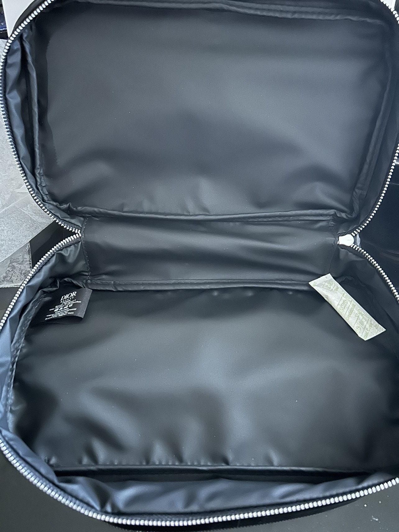 Dior Backstage Make up pouch image indicator(3)