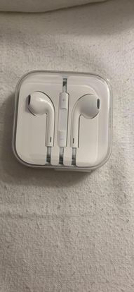 Apple earbuds thumbnail