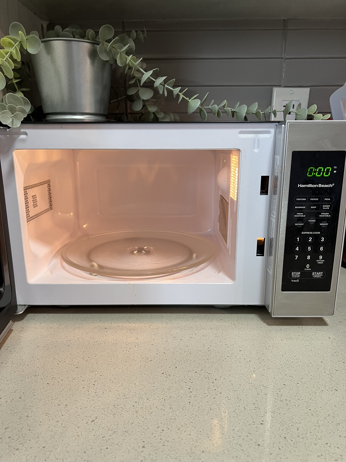 Hamilton Beach Microwave - photo 2