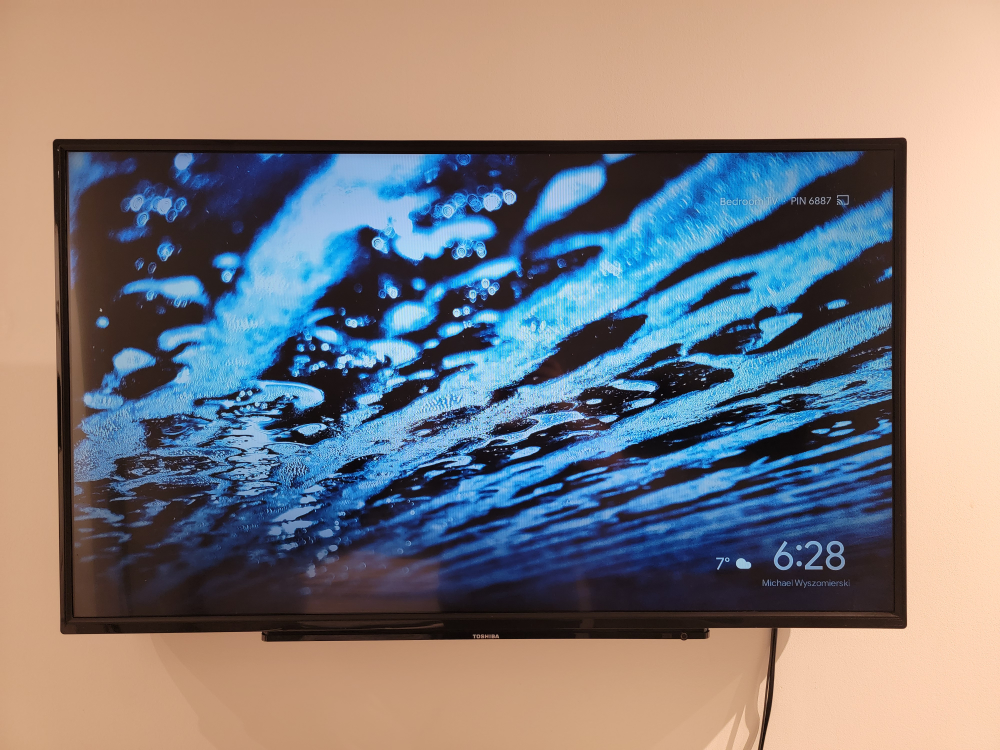 49" Toshiba LCD HDTV + Wall mount + Chromecast