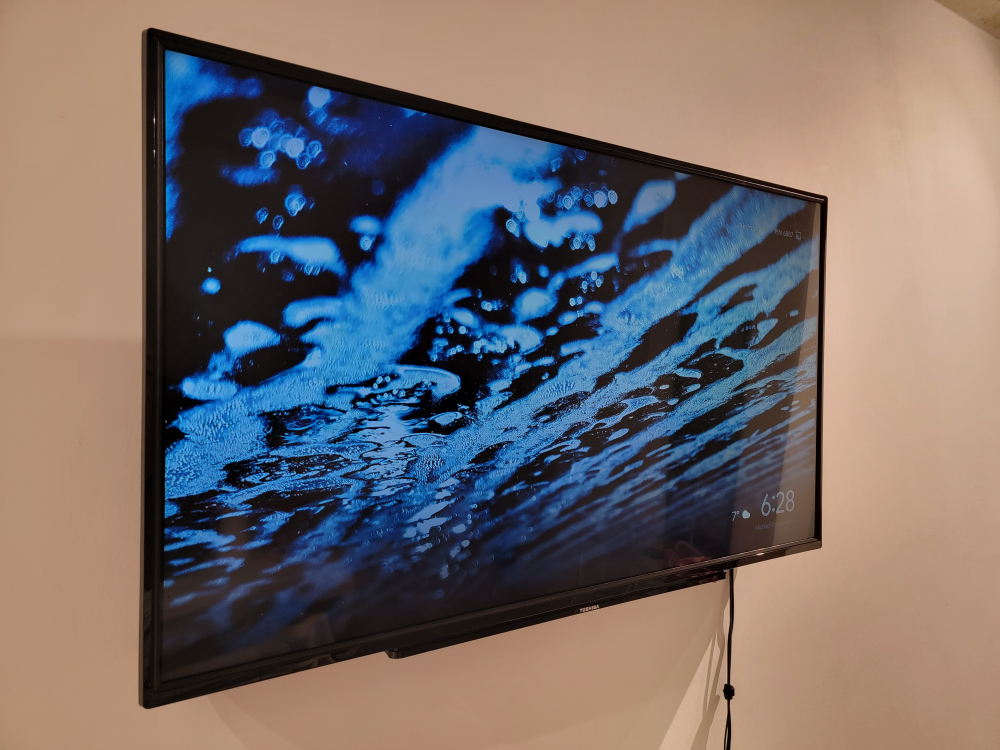 49" Toshiba LCD HDTV + Wall mount + Chromecast - photo 2