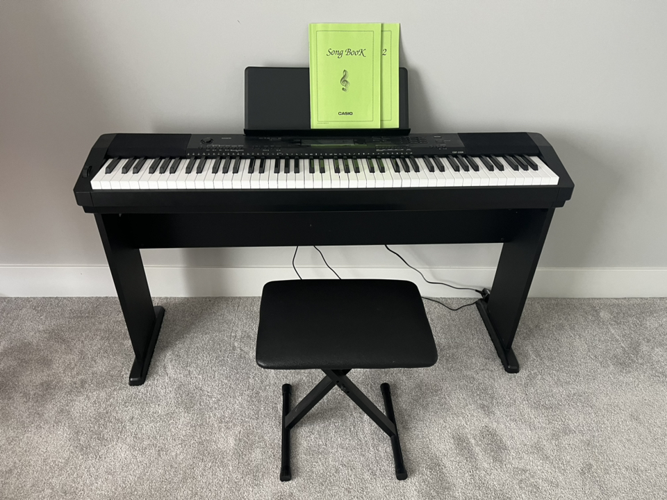 Piano/digital keyboard with bench