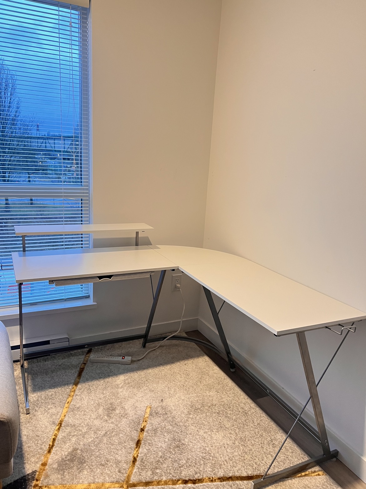 Work desk : L-shaped